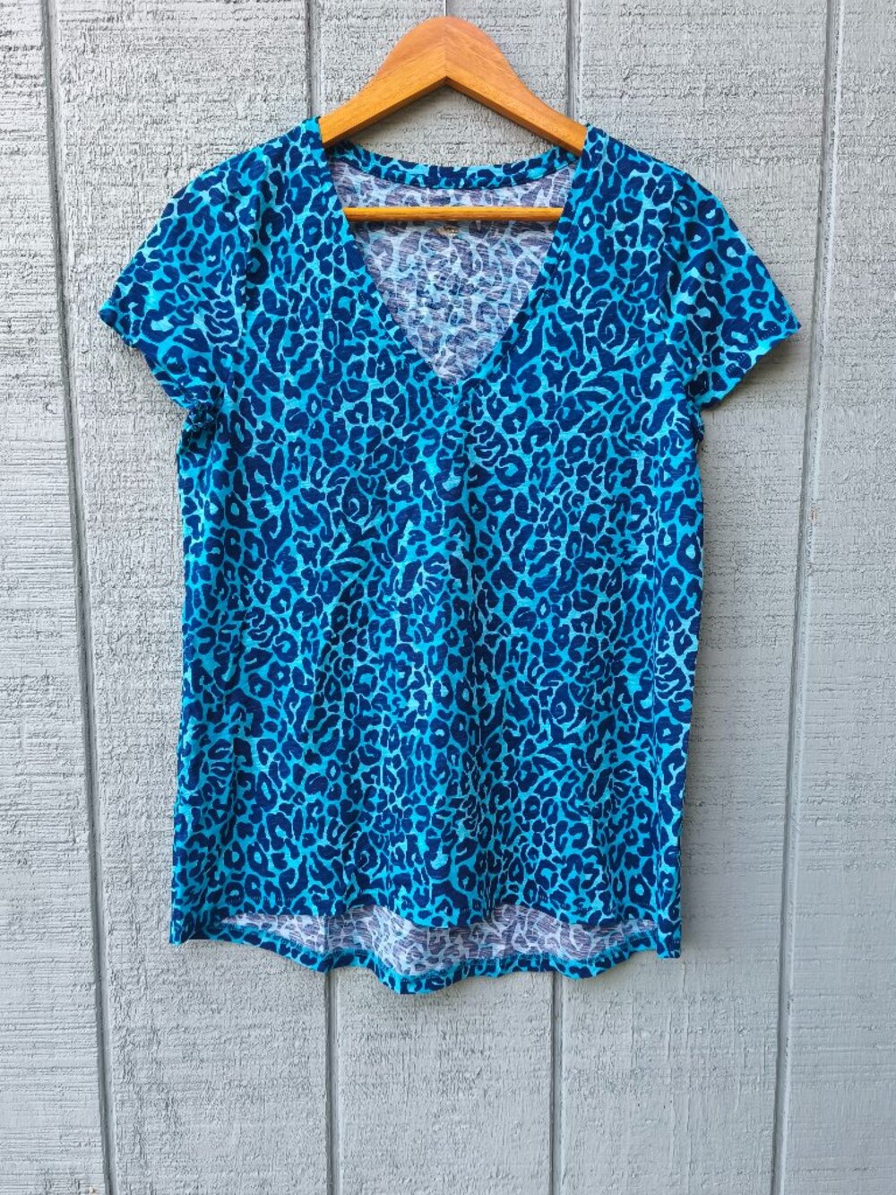 Lilly Pulitzer Cotton Slub V-Neck Etta Tee sz S Cheetah Print Blue Resort Preppy